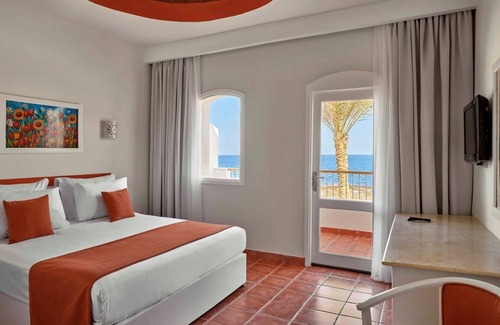 El Quseir Hotel | Beachfront Bliss w/Swim-Up Pool Access l 2 Sea-view Rooms + Pools & Kids Club