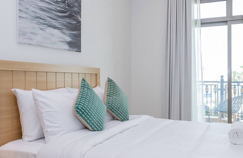 Jumeira 3 House | Beachfront Escape: Killer Point at Full Moon Villa