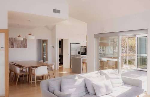 Roches Beach House | Beachfront Estate with Tennis Court