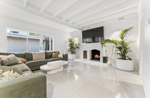 Melbourne House | Beachfront family masterpiece