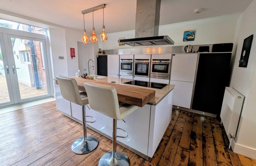 Exmouth Apartment | Beachfront flat - bright, spacious & own private garden