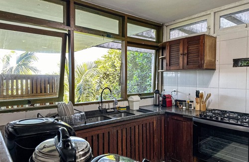 Toninhas House | Beachfront House in Enseada Ubatuba for 12 People