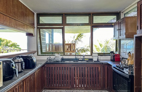 Toninhas House | Beachfront House in Enseada Ubatuba for 12 People