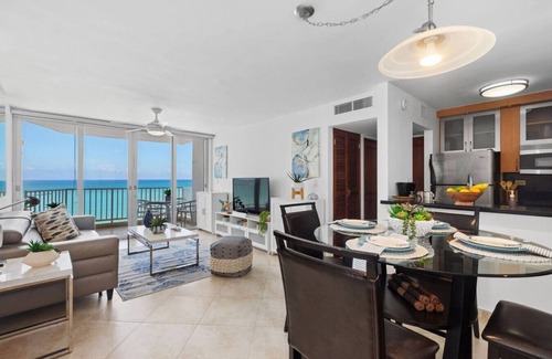 Isla Verde Condo | Beachfront King Bed Washer/D Walk Everywhere