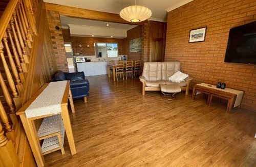 Warrenben House | Beachfront luxury Marion Bay,nOcean views, safe swimming beach directly in front