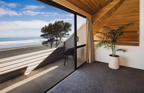 Oakura House | Beachfront Oakura with Stunning Views
