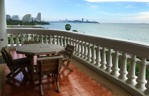 North Pattaya Condo | Beachfront Pattaya Condo Overlooking Pool