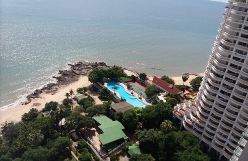 North Pattaya Condo | Beachfront Pattaya Condo Overlooking Pool