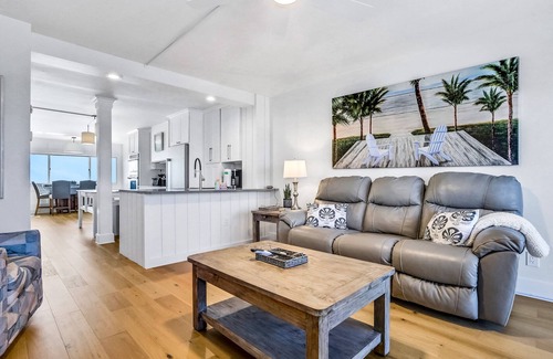 Sunnyside House | Beachfront penthouse with Gulf views, pools, beach chairs, saunas & tennis