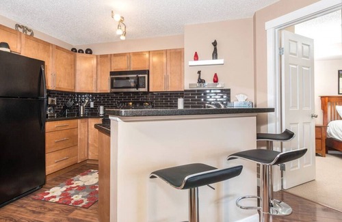 East Kootenay Apartment | ⛱Beachfront⛱ | Pool | Hot Tub | PS3 | Gym