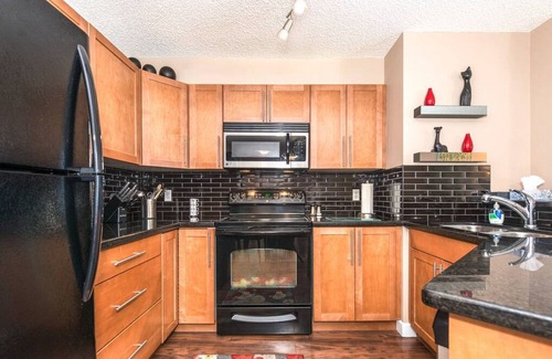 East Kootenay Apartment | ⛱Beachfront⛱ | Pool | Hot Tub | PS3 | Gym