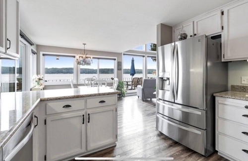 Burley House | beachfront, private, water views from all rooms, high-end, 7mins to shops.
