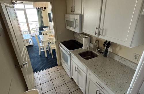 Crescent Beach Condo | Beachfront stay w/balcony & hot tubs