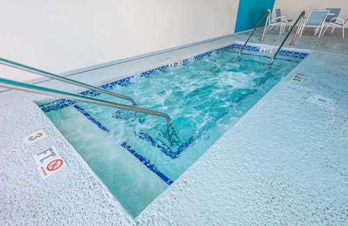 Crescent Beach Condo | Beachfront stay w/balcony & hot tubs