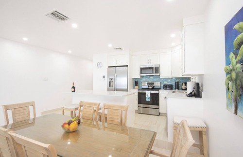 Seven Mile Beach Condo | Beachfront Seven Mile Beach - Discovery Point Club #45
