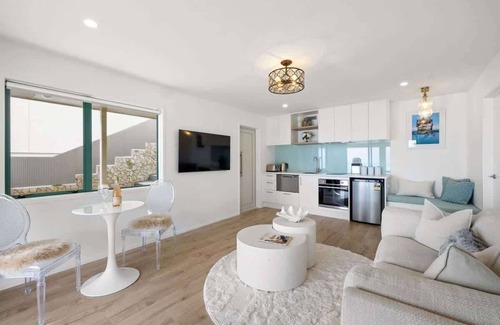 Bell Block Apartment | Beachfront Studio with Sea Views