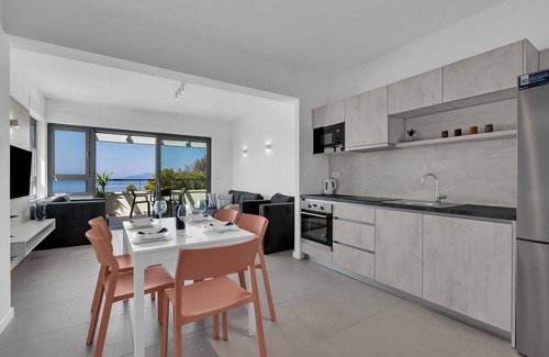 Ratac Apartment | Beachfront Vacation Apartment in Makarska, 2 Bedrooms, Balcony, Elevator