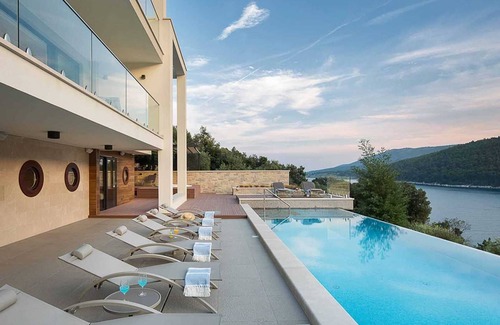 Duga Luka Villa | Beachfront villa in Labin with a spa area