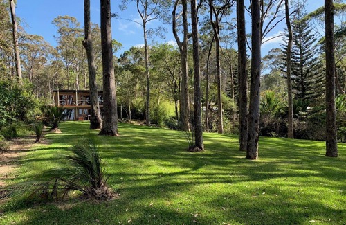 Lilli Pilli House | Beachgum: a cozy cabin on a wooded acre of beachfront with its own tennis court.