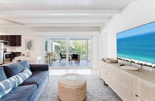 Boca Raton Apartment | Beachside 2BR/2BA - Pool, Balcony, Parking - Steps to the beach
