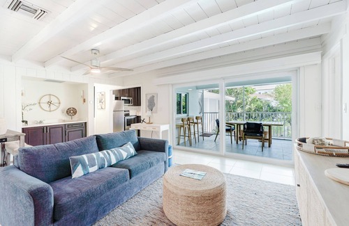 Boca Raton Apartment | Beachside 2BR/2BA - Pool, Balcony, Parking - Steps to the beach