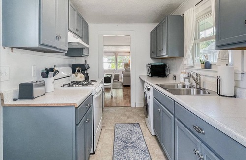 Stamford Cottage | Beachside Branford- walk to Beach, Grill