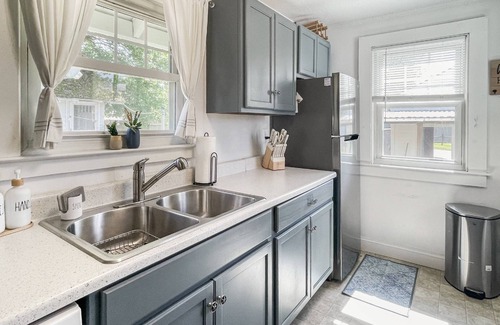 Stamford Cottage | Beachside Branford- walk to Beach, Grill