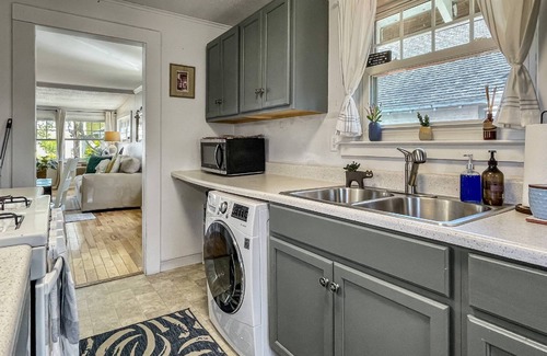 Stamford Cottage | Beachside Branford- walk to Beach, Grill