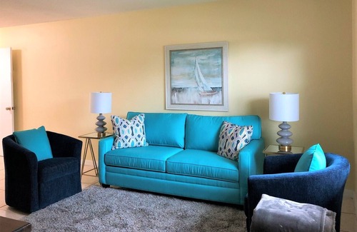 Fort Pierce House | 🌊 Beachside Cottage, Great Neighborhood 🐶 Pet Friendly 🏖️ Parks/Sunsets