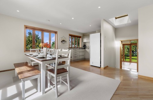 Auckland Region Cottage | Beachside Luxury - Laingholm Holiday Apartment