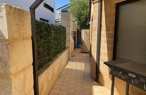 Mindarie Apartment | Beachside Retreat 1 bedroom 1 bathroom home, private pool, 15 min walk to Marina