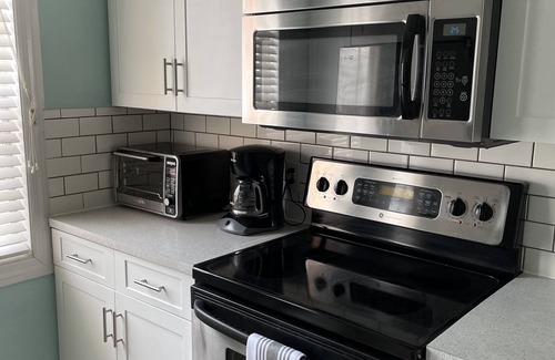Indian Harbour Beach House | Beachside Townhouse: Family Friendly & Renovated