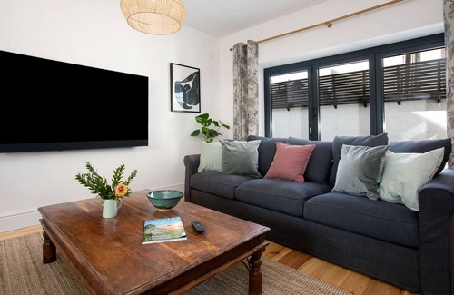 Teignmouth House | Beachside Village House withParking, sleeps 14 all en-suite, freshly renovated