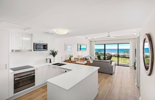 Alexandra Headland Apartment | BeachView: Alex Heads beachfront, ocean views, air-con, lift, parking