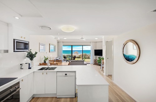 Alexandra Headland Apartment | BeachView: Alex Heads beachfront, ocean views, air-con, lift, parking