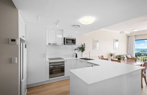 Alexandra Headland Apartment | BeachView: Alex Heads beachfront, ocean views, air-con, lift, parking