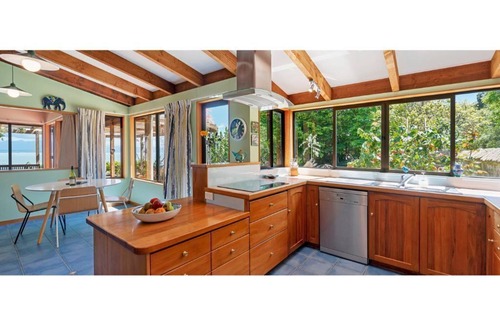 Tahunanui House | BeachView Retreat Holiday Home