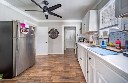 Woodmere House | Beachwood Area 2 Bedroom w King Beds