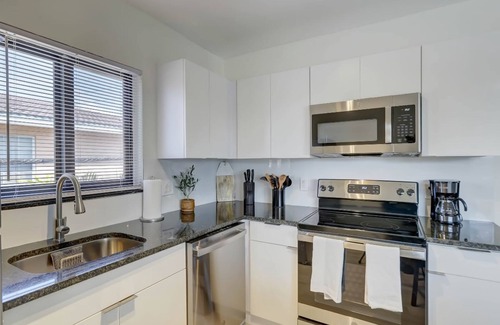 Imperial Point Apartment | Beachy&Boho w/full kitchen & Pool FOR 6 ppl