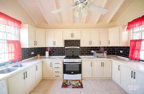 Ruby House | Beachy Cottage|Kitchen|Wi-Fi|Shaded Cabana|Parking