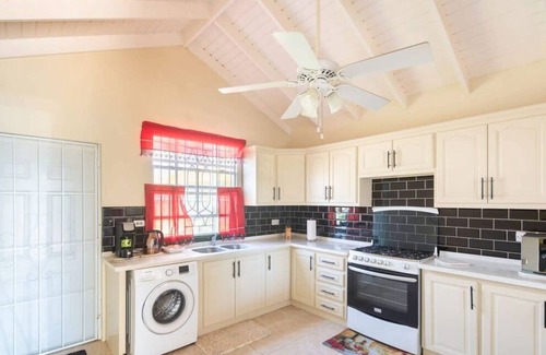 Ruby House | Beachy Cottage|Kitchen|Wi-Fi|Shaded Cabana|Parking