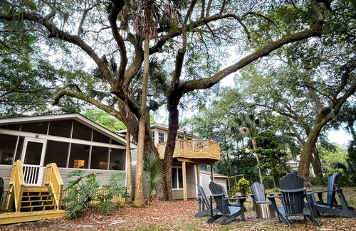 Isle of Palms House | Beachy haven with a beautiful screened in porch and big yard