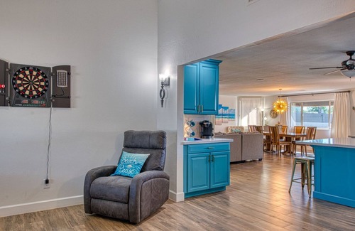 Glendale House | Beachy home, with HEATED POOL, hot tub, golf, and ADJUSTABLE King Bed!