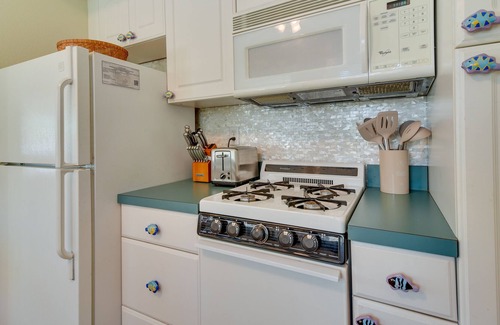 Tarpon Springs Cottage | Beachy Tarpon Springs Retreat w/ Shared Pool!