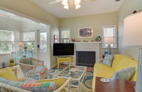 Tarpon Springs Cottage | Beachy Tarpon Springs Retreat w/ Shared Pool!