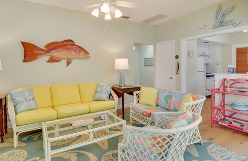 Tarpon Springs Cottage | Beachy Tarpon Springs Retreat w/ Shared Pool!