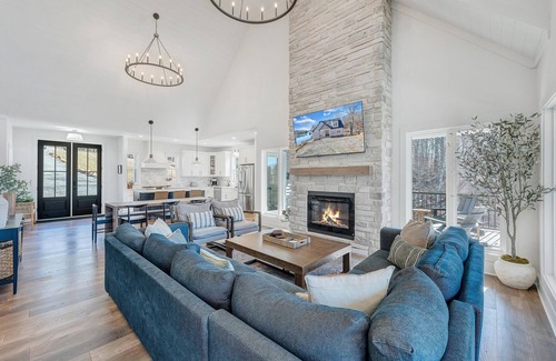 High Point House | Beacon Pointe, New 7-Bed Lakefront Luxury w/Covered Decks + Heated Salt Water Pool, Hot Tub, Dock!