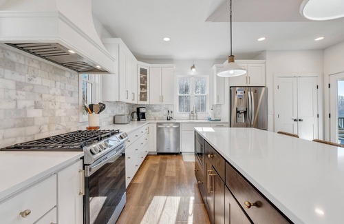 High Point House | Beacon Pointe, New 7-Bed Lakefront Luxury w/Covered Decks + Heated Salt Water Pool, Hot Tub, Dock!