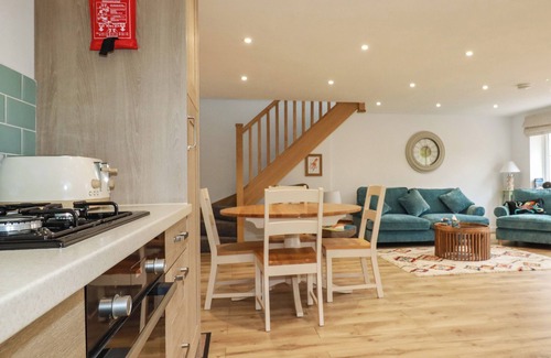 St. Columb Major Cottage | BEAGLE COTTAGE, pet friendly, with a garden in Fraddon
