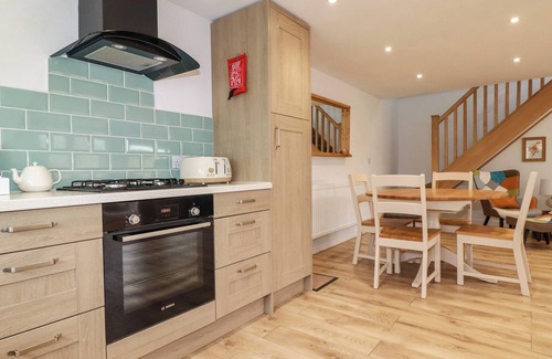 St. Columb Major Cottage | BEAGLE COTTAGE, pet friendly, with a garden in Fraddon